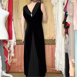 Vintage 90’s Robbie Bee Black Velvet Maxi Dress with Pleated Back